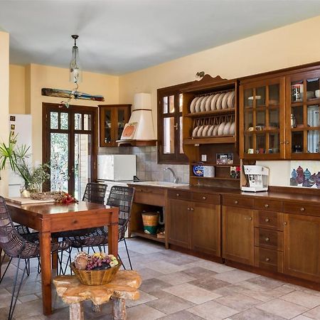 Beachfront Villa Meliti Ágios Matthaíos エクステリア 写真