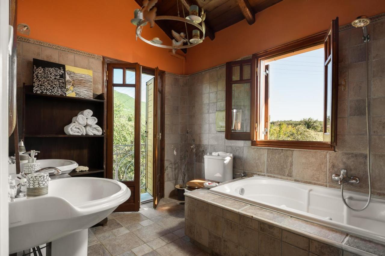 Beachfront Villa Meliti Ágios Matthaíos エクステリア 写真
