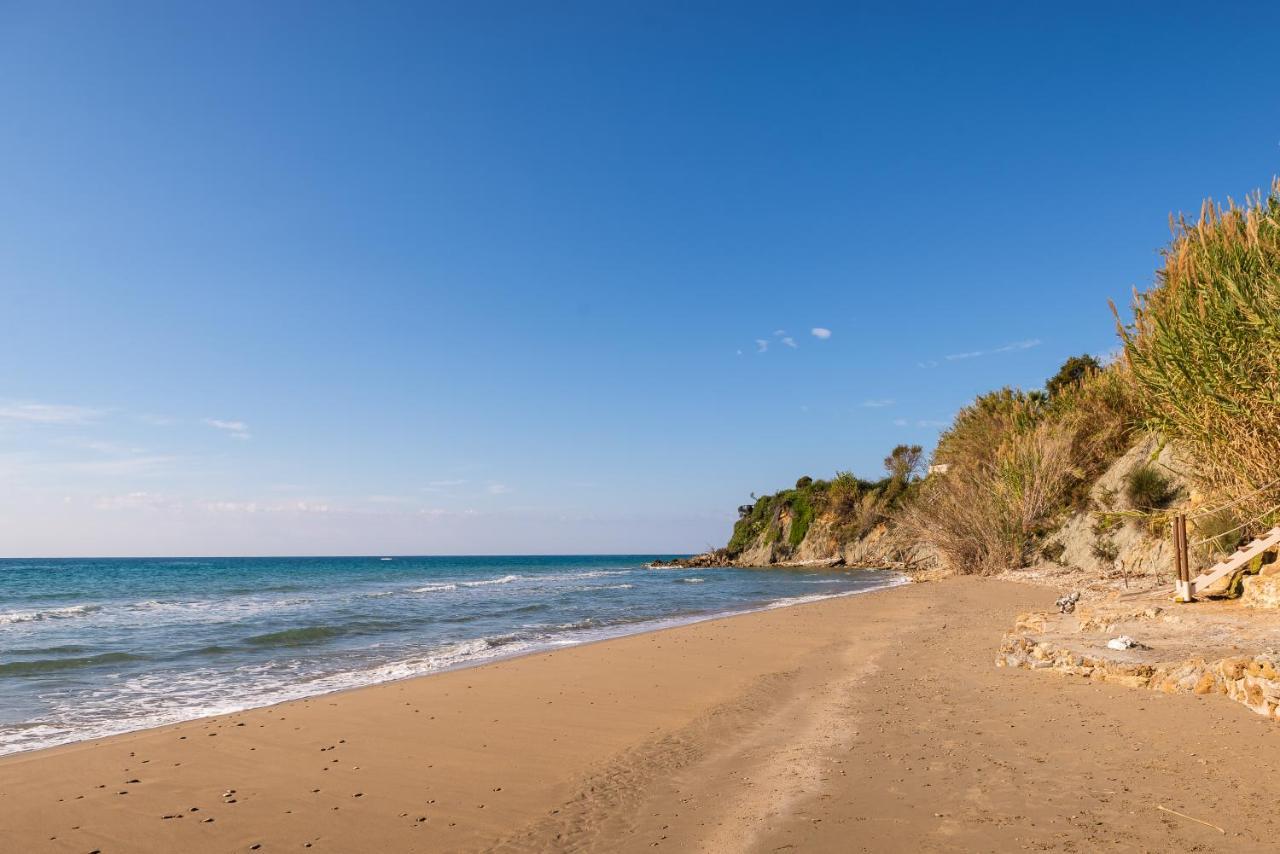 Beachfront Villa Meliti Ágios Matthaíos エクステリア 写真