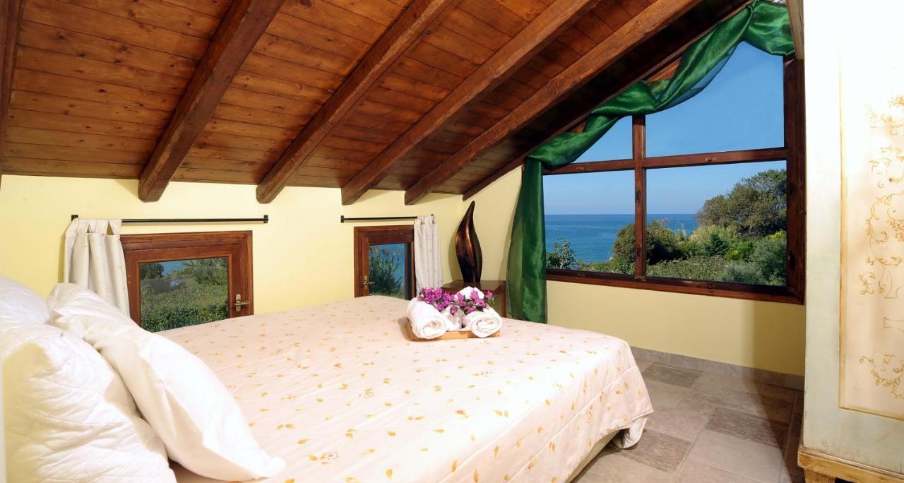 Beachfront Villa Meliti Ágios Matthaíos エクステリア 写真